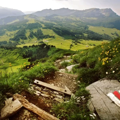 custom-private-hiking-swiss-alps-viewpoint